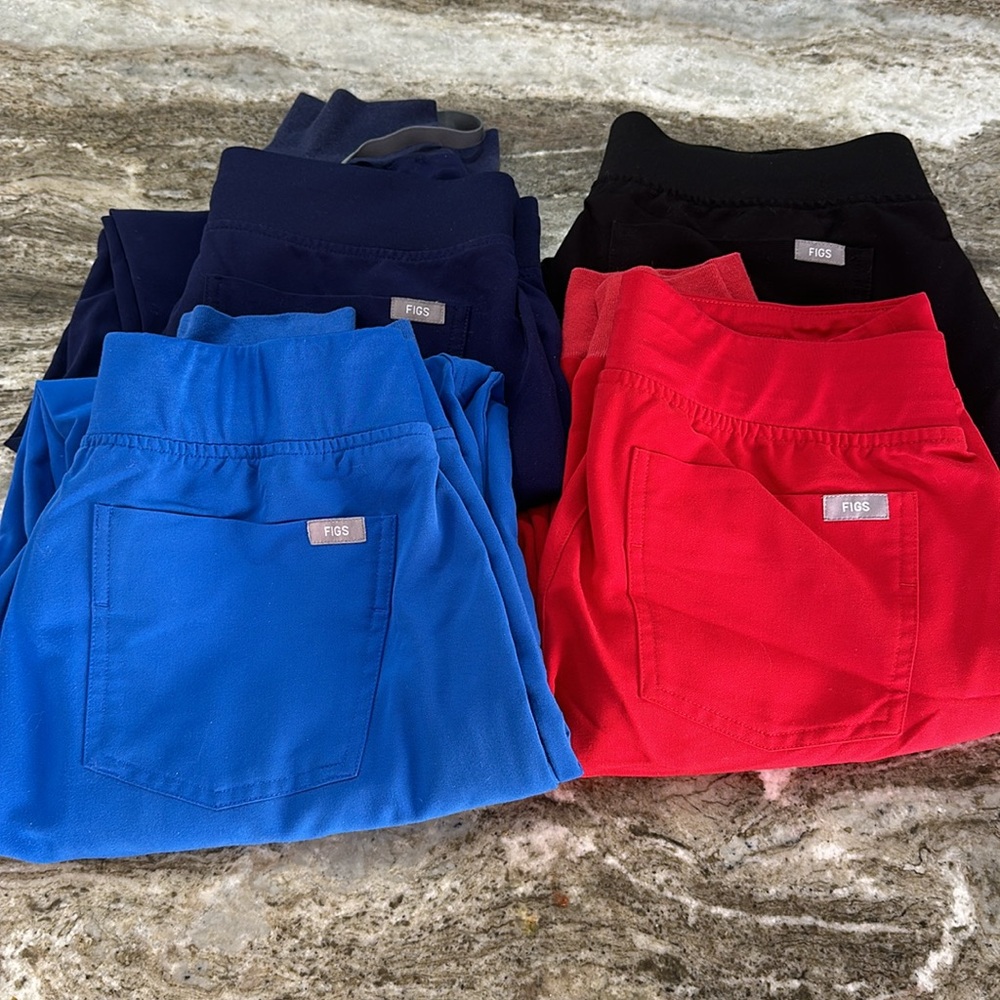 4 pairs Fig Scrubs Zamora joggers, size Small
